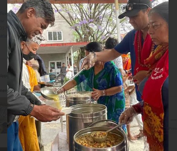 कामना सेवा विकास बैंकले शहिद गंगालाल अस्पतालका सेवाग्राहीलाई खुवायो निःशूल्क भोजन